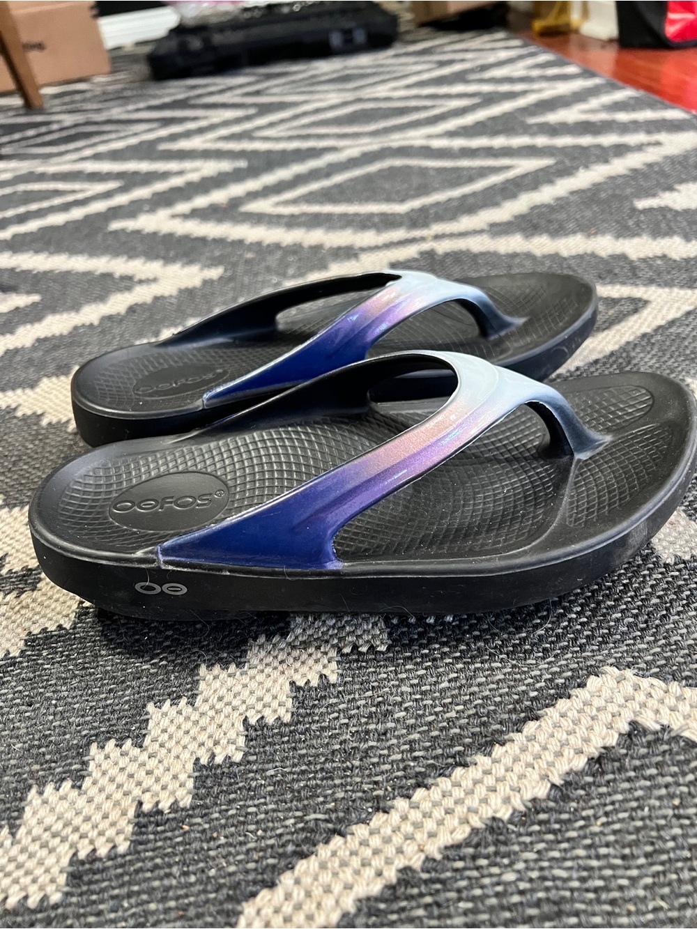OOFOS Women’s Black Sandals with Iridescent Blue-Purple Straps W7 EUC